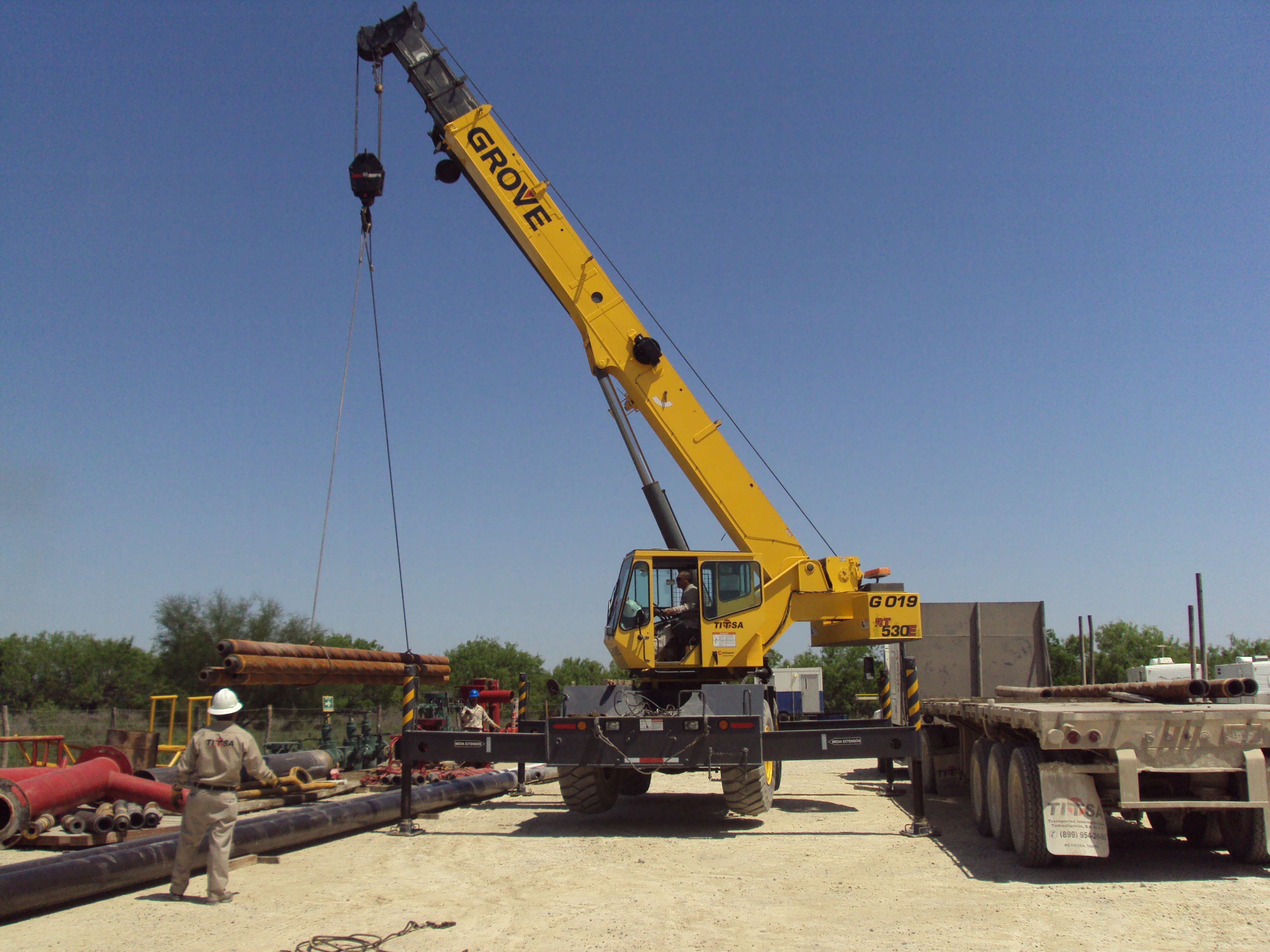 Grúa Grove TITSA en sitio de construcción