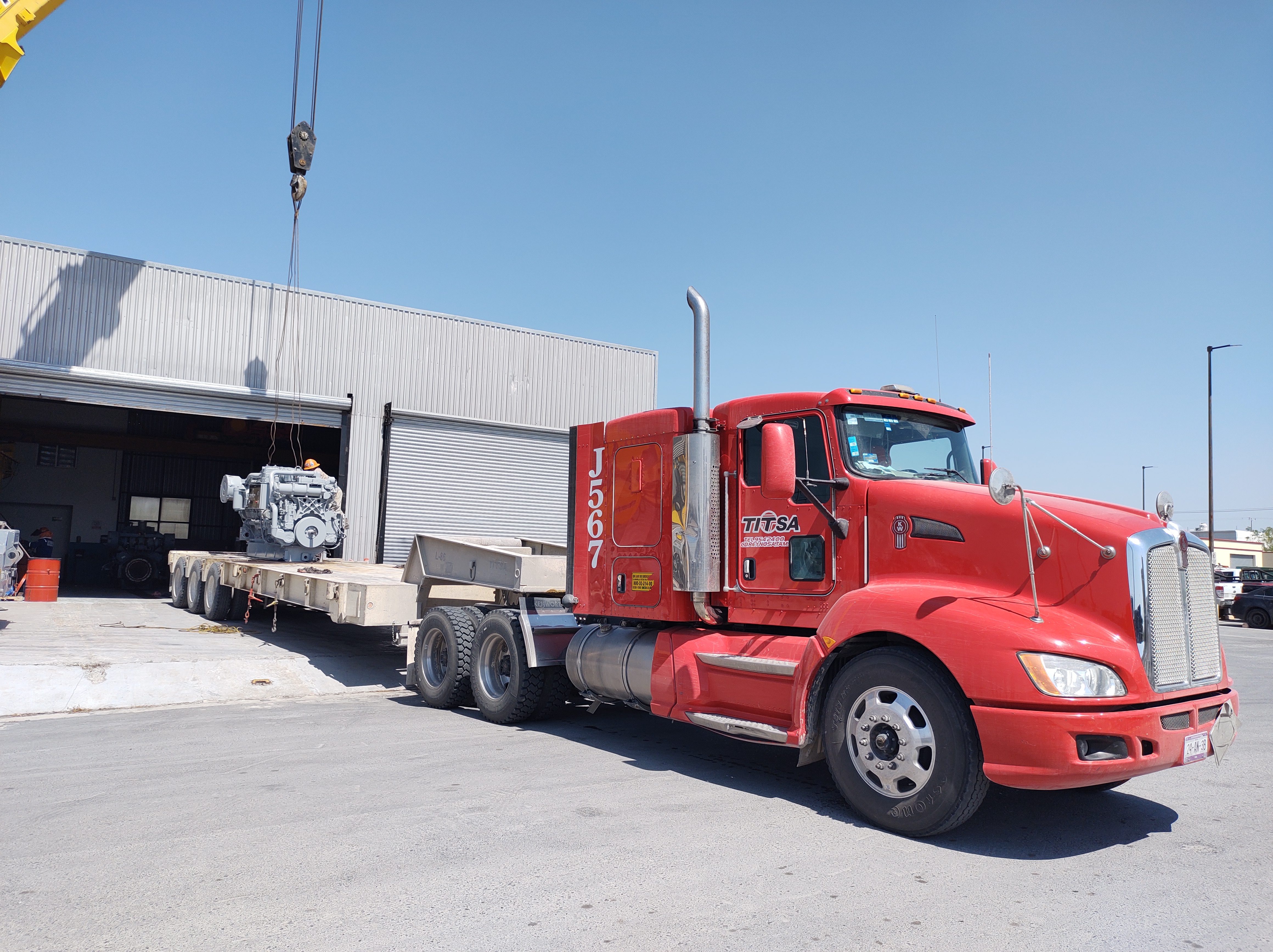 Tractocamión TITSA J067 con carga especializada
