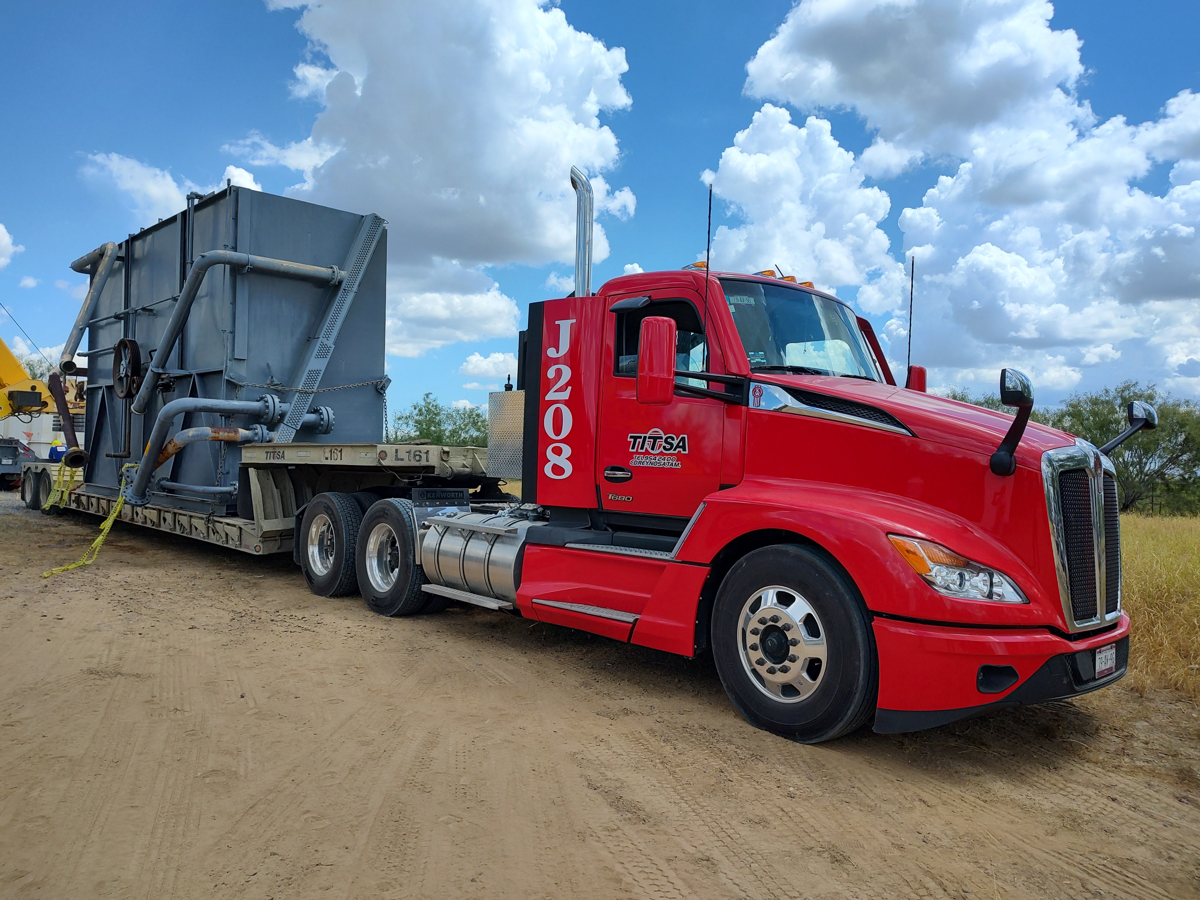 TITSA J208 transportando equipo industrial
